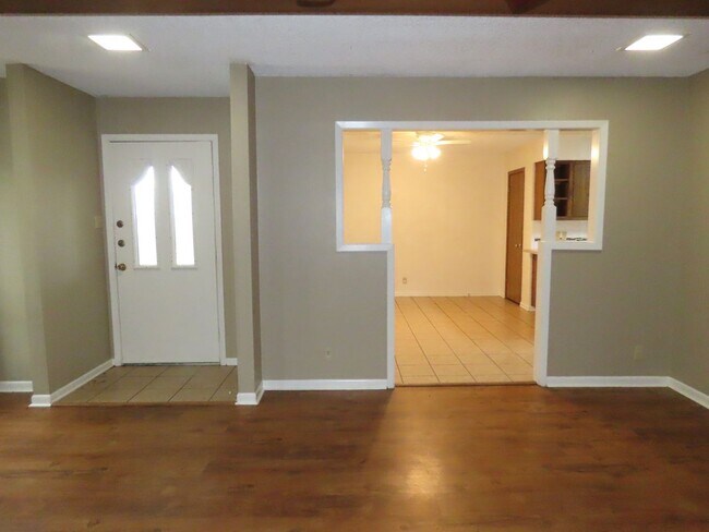 Building Photo - Whitehouse ISD! Spacious 3 Bedroom, 2 Bath...