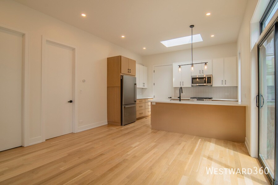 Foto principal - 3720 N Racine Ave