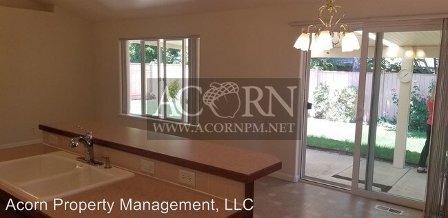 Building Photo - 3 br, 2 bath House - 549 Naismith Boulevard