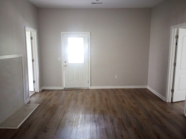 Building Photo - 3 Bedroom 2 Bathroom House