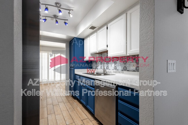 Building Photo - 938 E Villa Maria Dr