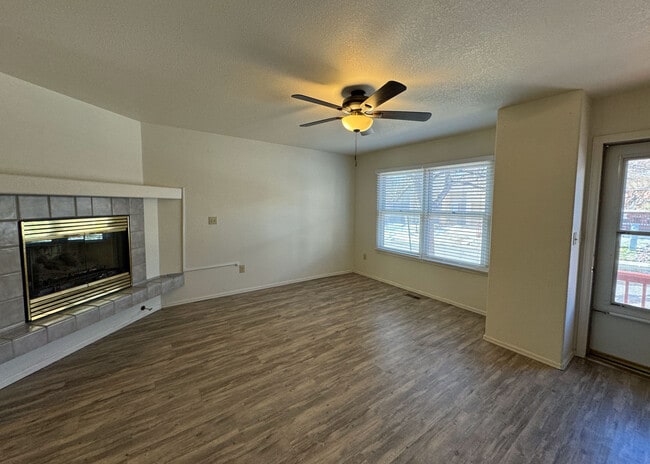 Foto del edificio - 6913 Yellowpine Dr