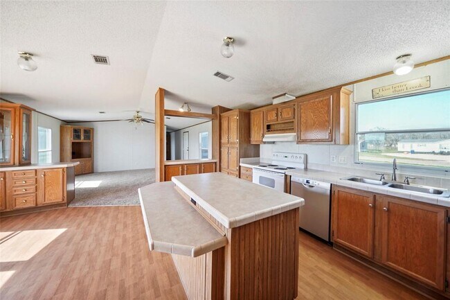 Foto del edificio - 136 Country Oaks St