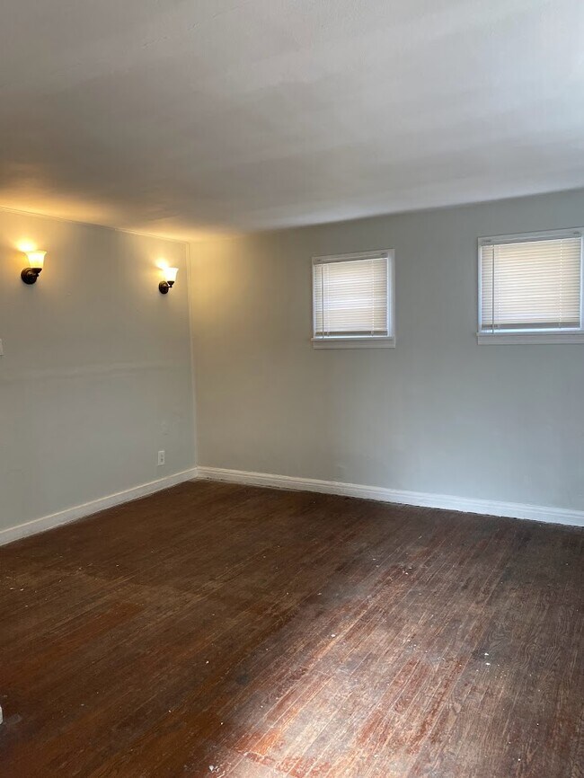Building Photo - 4301 Oakwood Ave