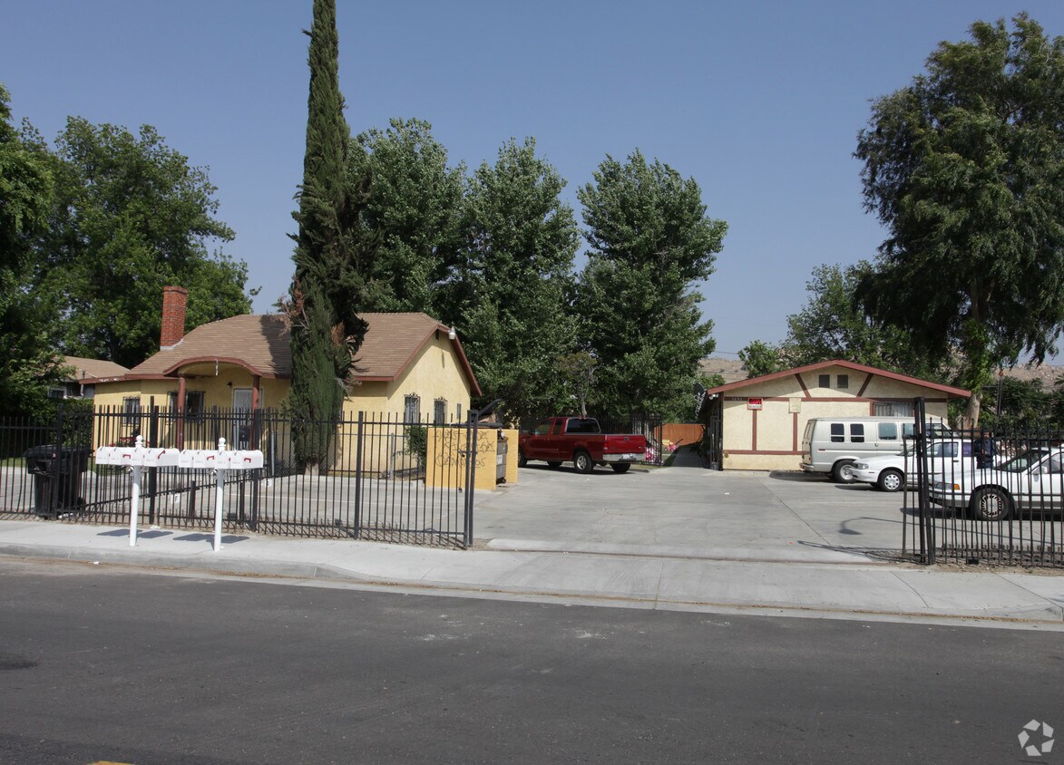 Building Photo - Fort Manor