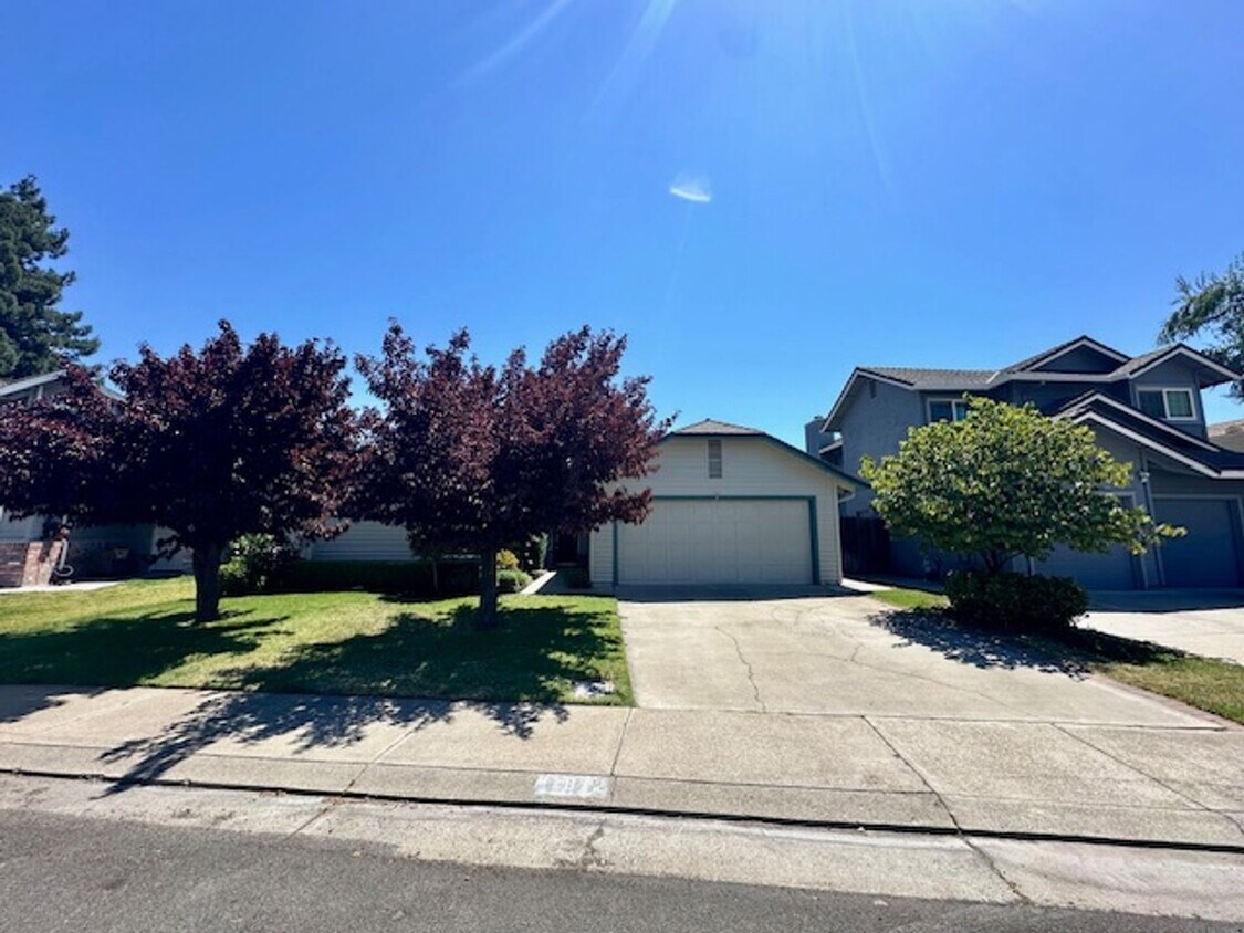 Primary Photo - 3 BRM, 2 BATH & BONUS ROOM & SEVERAL OPTIO...