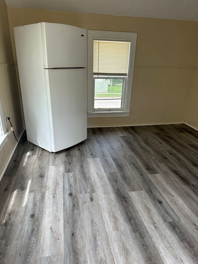 Building Photo - 401-403