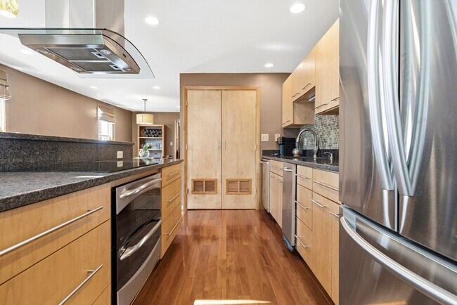 Foto del edificio - 419 E 3rd St