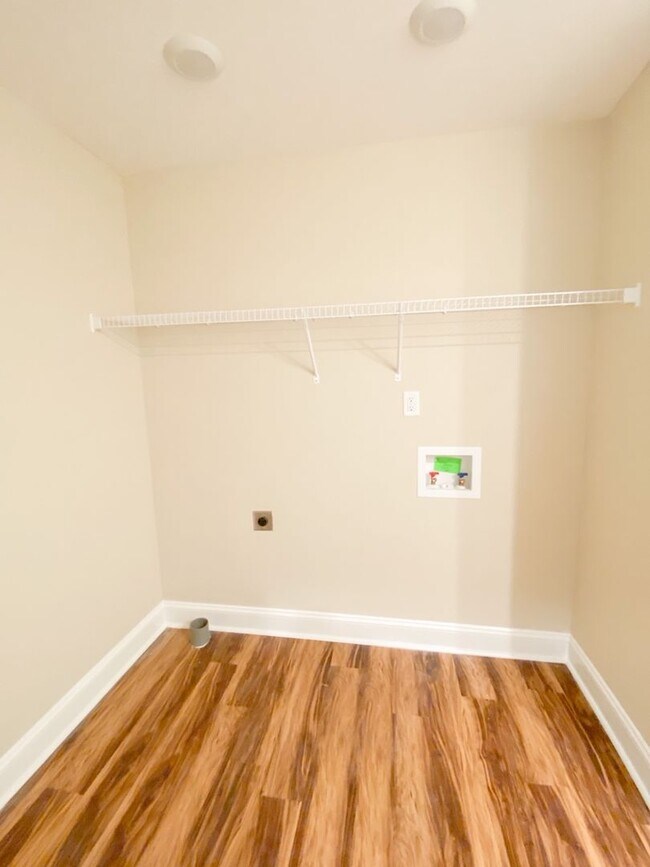 Foto del edificio - 102 Meadow Ln