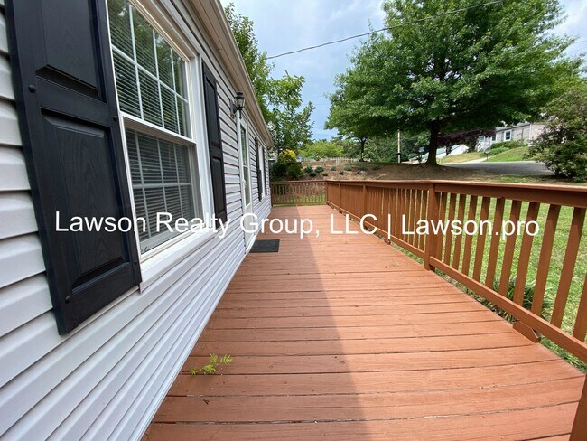 Foto del edificio - Two Bedroom Home In Salem with Spacious Ya...