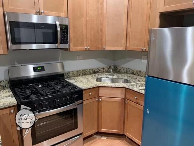 Foto del edificio - 3150 N Laramie Ave