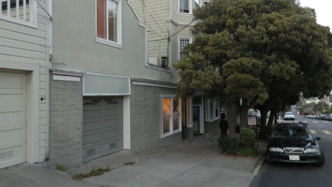 Building Photo - SUPER DEAL!!! Lovely remodeled apartment w...