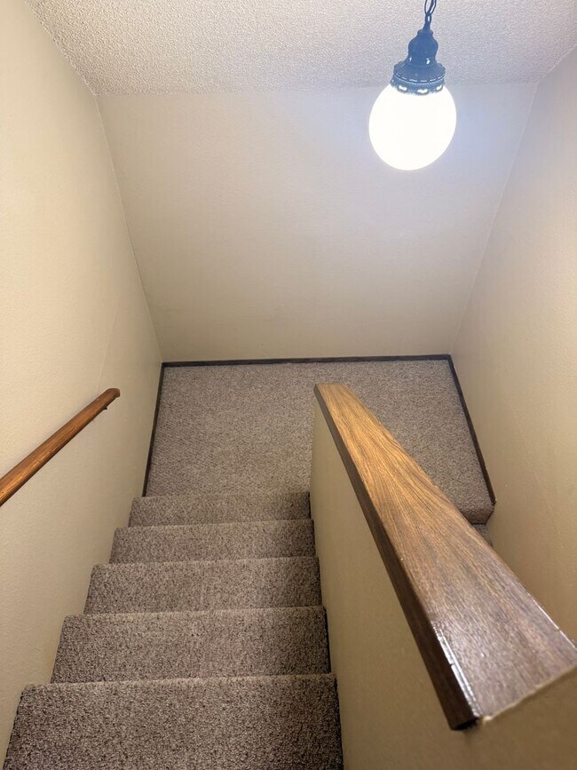 Building Photo - Spacious 1 Bedroom Duplex, Great Location, W/D In Unit, Bright Living Space!!