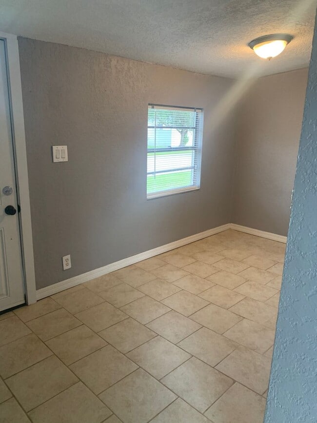 Building Photo - MOVE IN SPECIAL- Cozy Remodeled  1 Bed/1 Bath Home in Saint Cloud