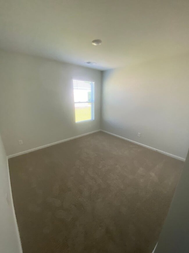 Building Photo - 4-bedroom, 2 bathroom home located in the ...