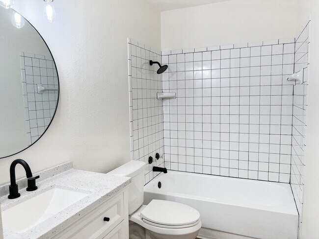 Foto del edificio - 4651 Briarwood Dr