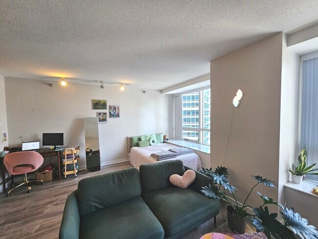 Building Photo - 512 N McClurg Ct