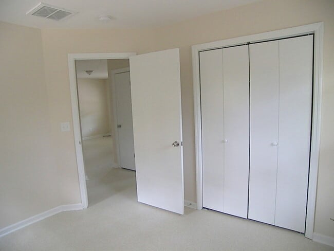 Building Photo - 7600 E Oakridge Cir
