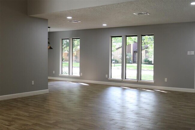 Foto del edificio - Beautiful 4-bedroom, 2-bath home