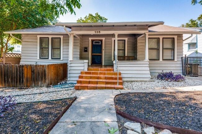 Foto del edificio - CHARMING ALAMO HEIGHTS COTTAGE