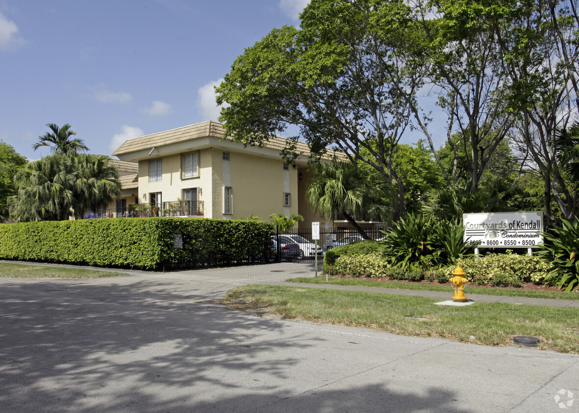 Primary Photo - Courtyards at Kendall