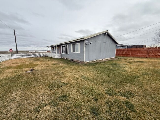 Building Photo - Warden 3 bedroom 2 bath w/ carport and fenced yard