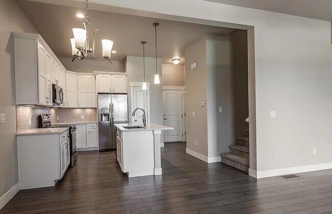 Building Photo - Great Townhouse in Windsor