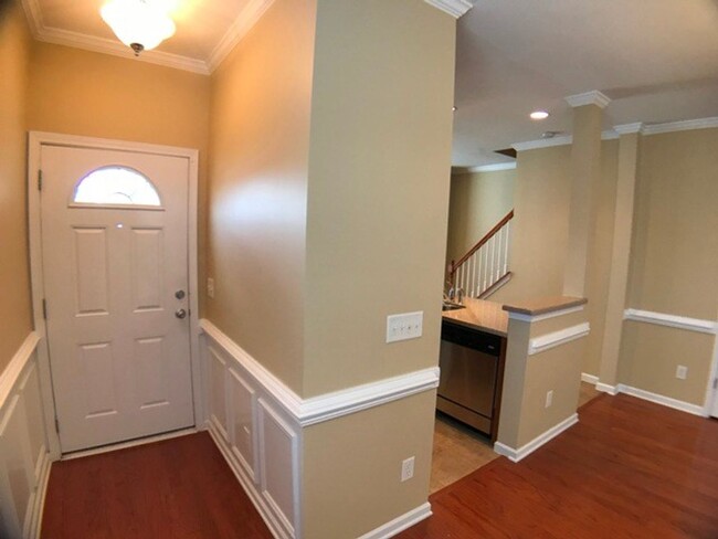 Building Photo - Highland Creek End-unit Townhome!