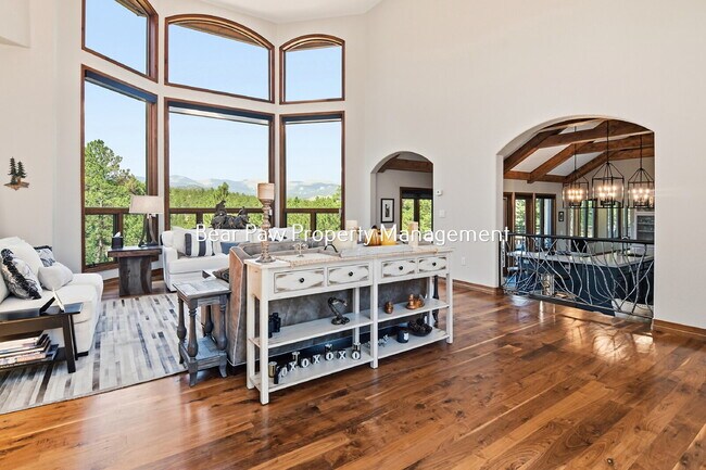 Foto del edificio - "Spacious 6-Bedroom Retreat with 7 Luxurious Bathrooms off Upper Bear Creek!"