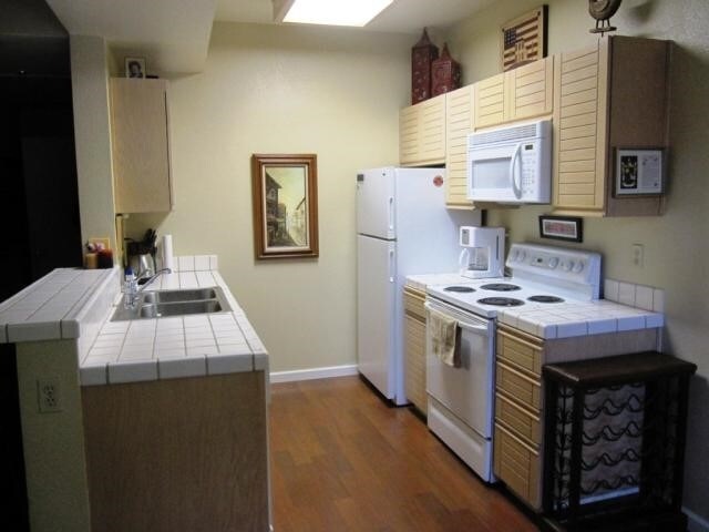 Kitchen with lots of cabinets, Microwave, Oven, Double sink, dishwasher, garbage disposal - 6978 Dublin Meadows St (Dublin, CA)