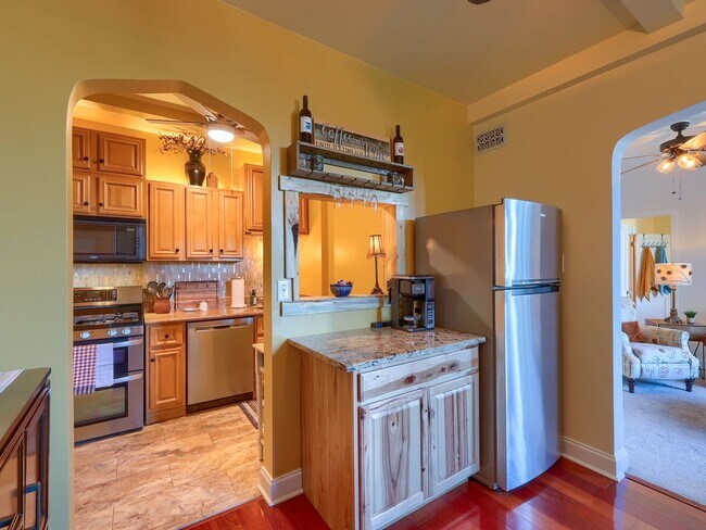 Building Photo - Fully Furnished Luxury Condo with Breathta...