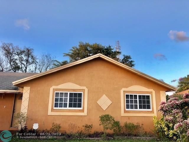 Foto principal - 3421 NW 202nd St