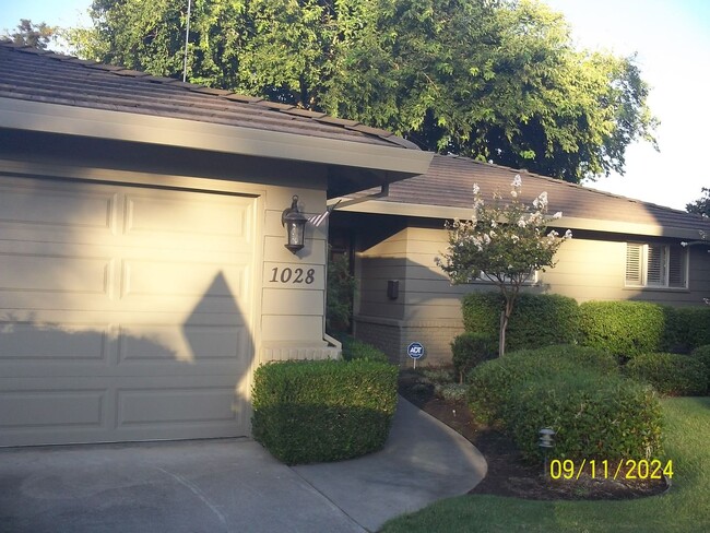 Building Photo - Beautiful home with manicured yards. Lands...