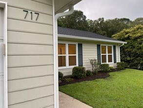 Building Photo - 717 Redwood Park