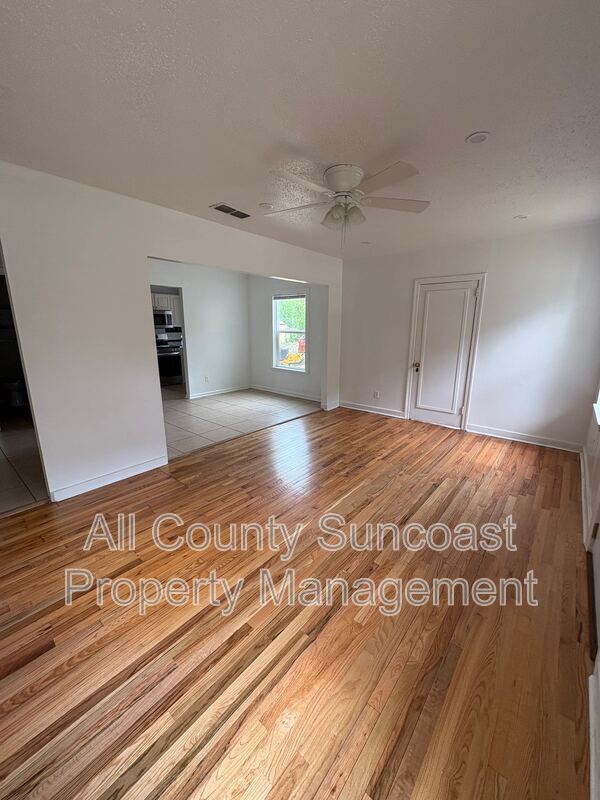 Foto del edificio - 1017 N Young St