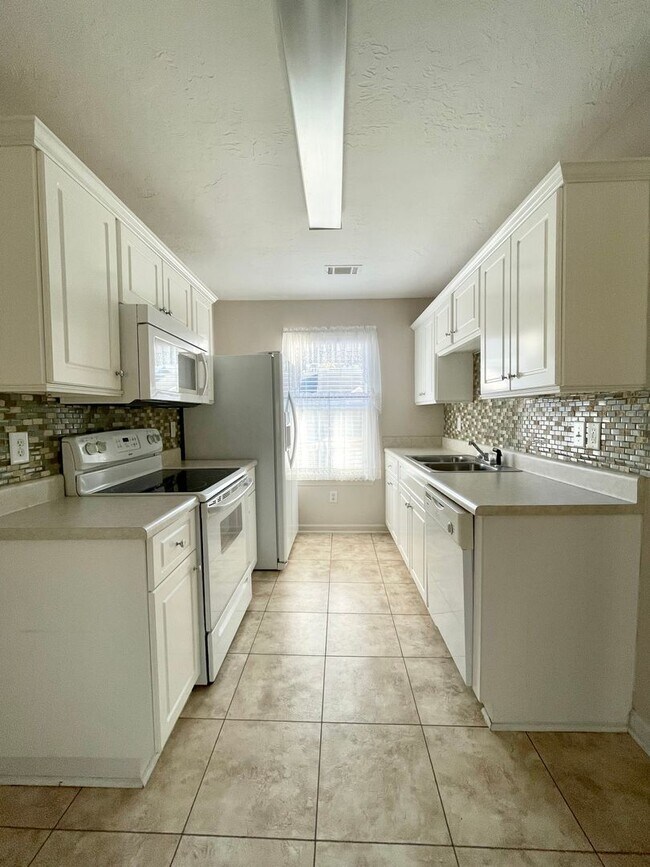 Foto del edificio - 417 Regency Park Drive