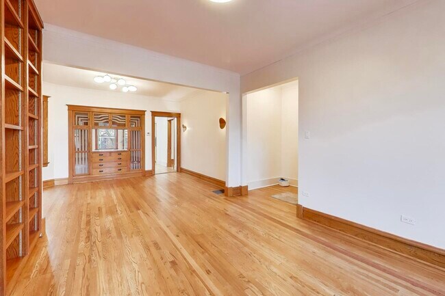 Foto del edificio - 2241 W Eastwood Ave