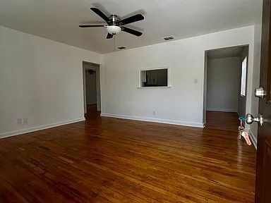 Foto del edificio - Charming Centrally Located Home | Wood Floors + Fenced Yard