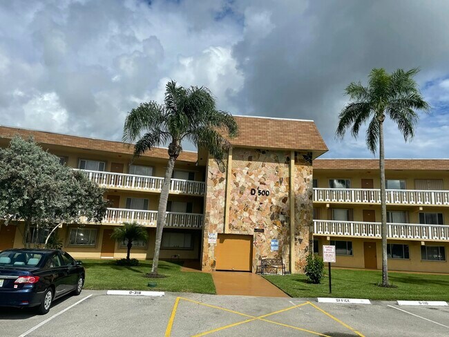 Foto del edificio - 500 Village Green Cir W