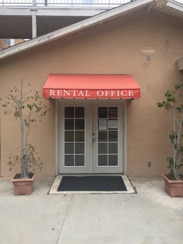 Foto principal - 13220 Doty Ave