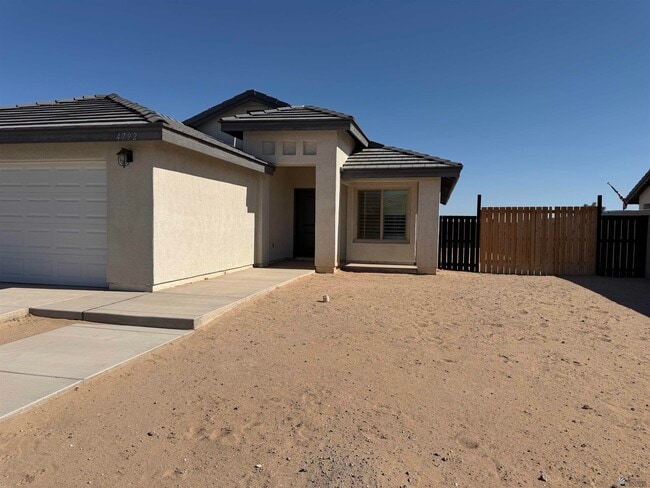 Foto del edificio - 4792 E Udall Ln