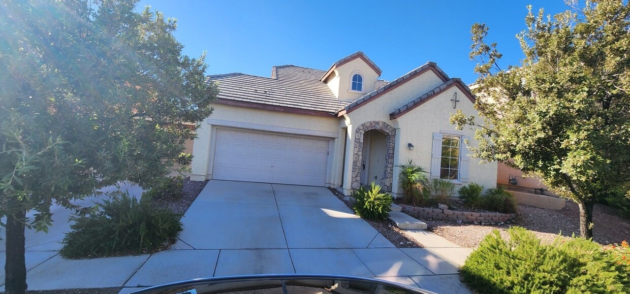 Primary Photo - Charming 3 bedroom home with great curb ap...