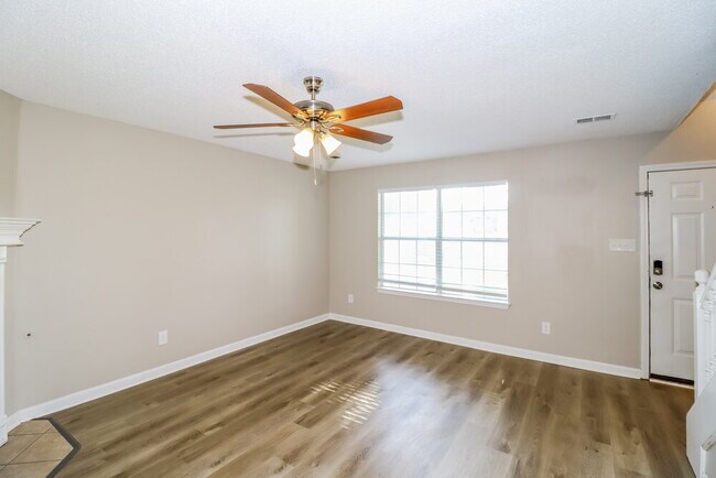 Foto del edificio - 7444 Holly Grove Dr