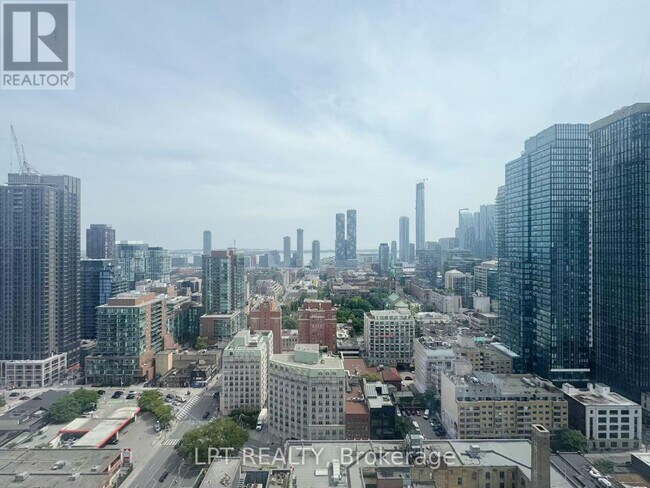 Photo du bâtiment - 100 Queen St E