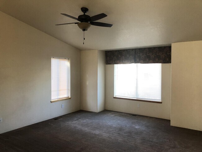 Building Photo - 821 Golden Park Dr