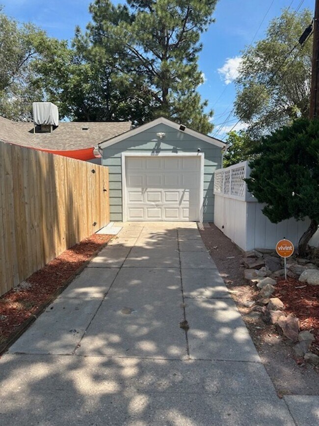 Foto del edificio - 2410 St Clair Ave.