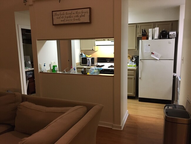 Galley kitchen off den. - 127 Greengate Court