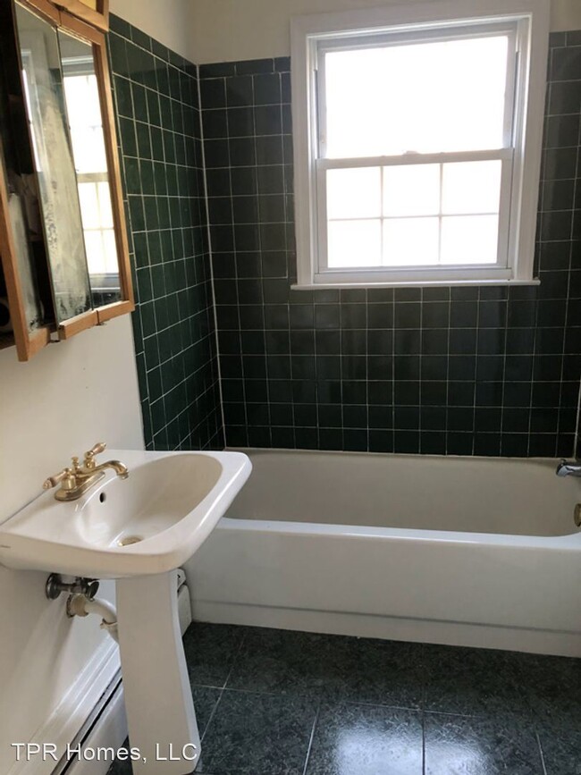 Building Photo - 5 br, 2.5 bath House - 144 E Gillam Ave