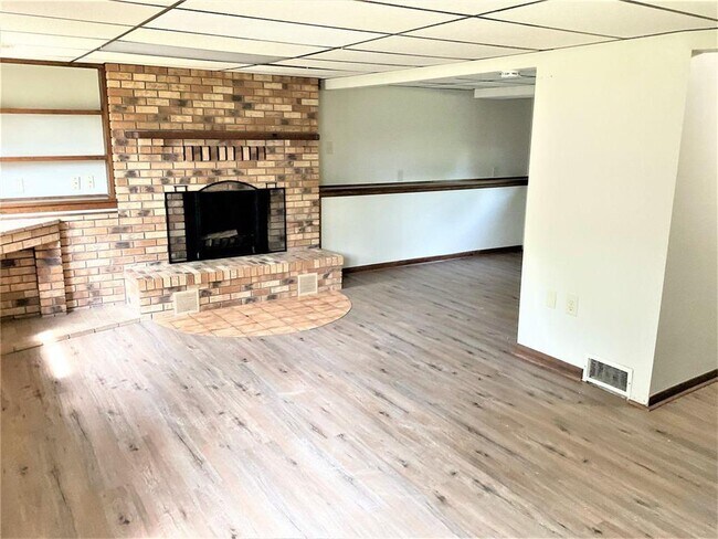 Building Photo - 7948 Quail Ave N