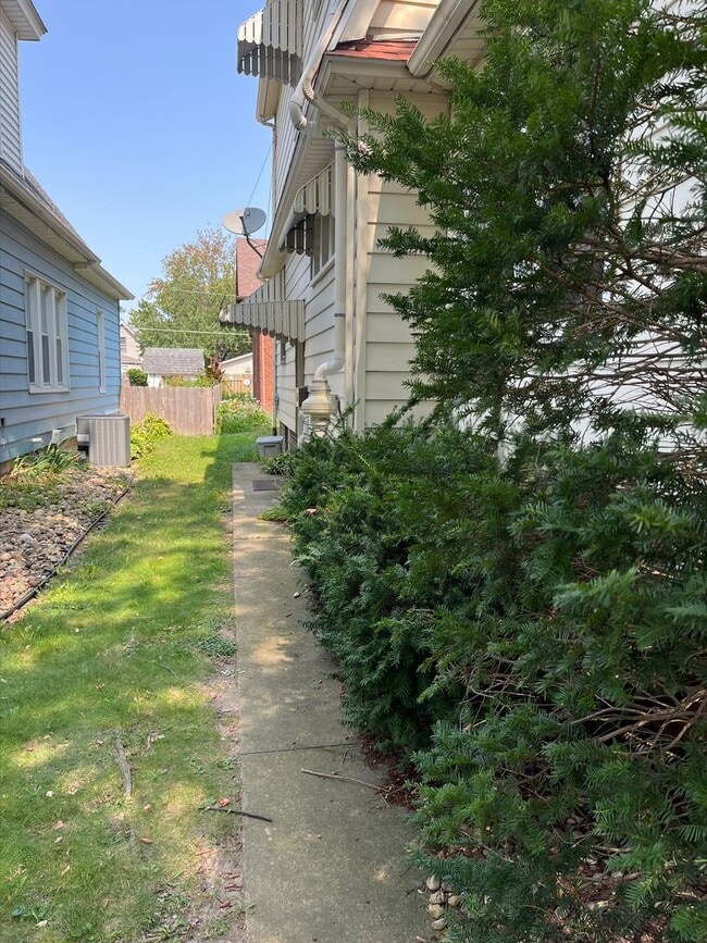 Building Photo - Old-World Charm in the Heart of Moline
